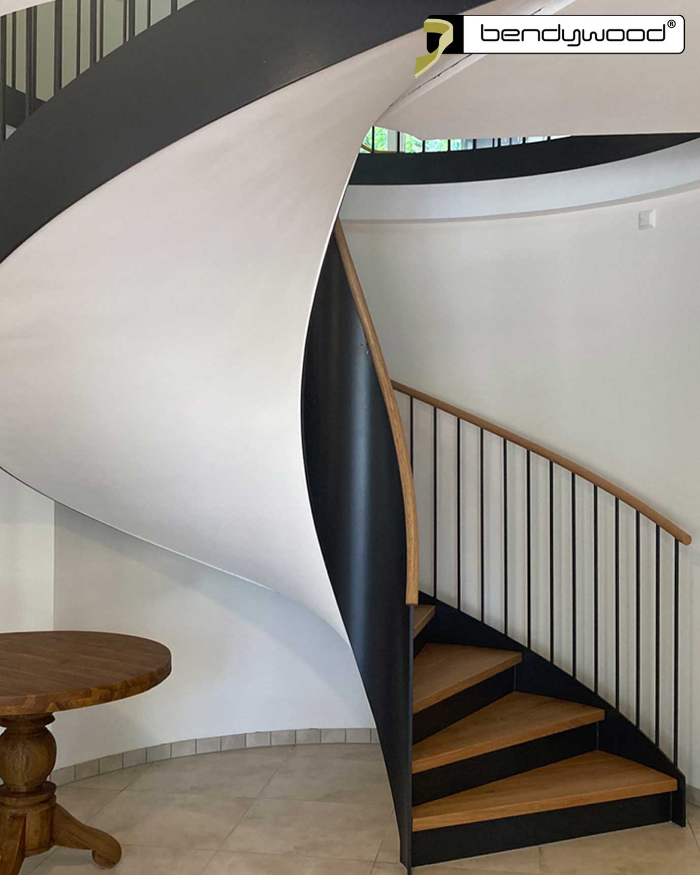 Corrimano 42 mm in rovere Bendywood® con cave per scala a chiocciola con paratia interna in acciaio