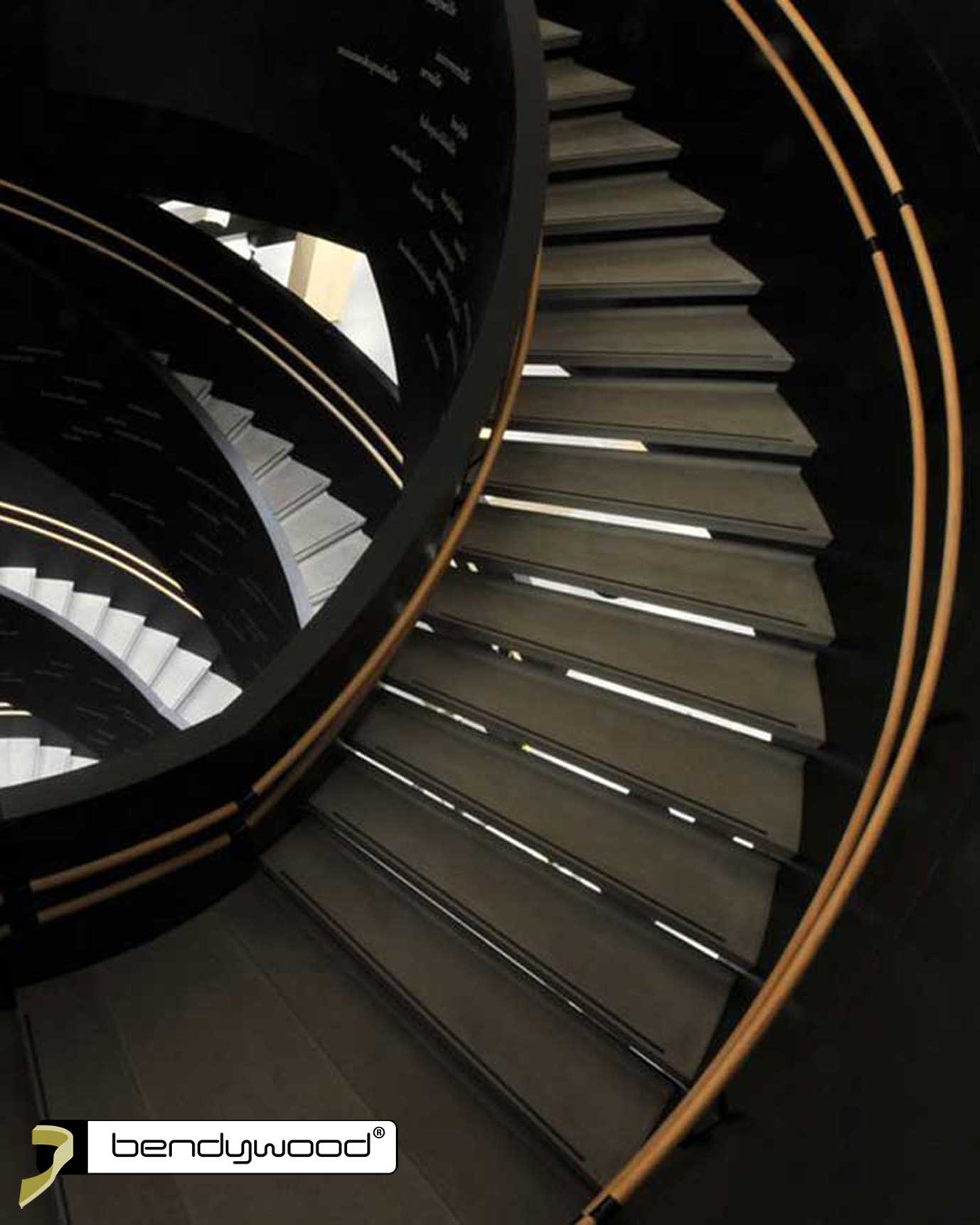 Corrimano rotondi ø40 mm in rovere rosso Bendywood® per la biblioteca centrale di Helsinki.